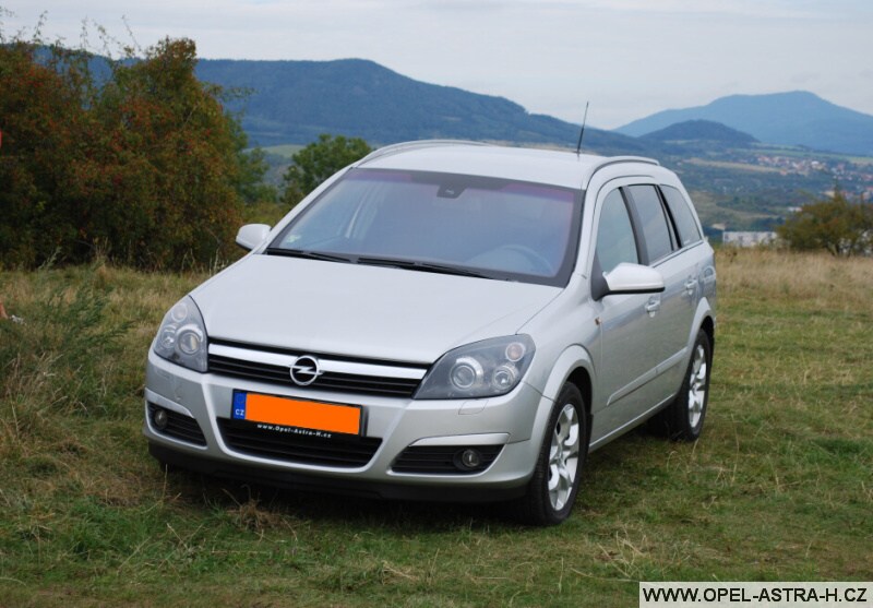 Opel Astra H caravan stříbrný předek