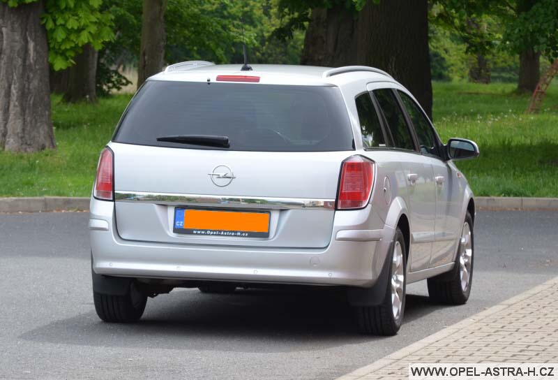 Opel Astra H caravan stříbrný zadek
