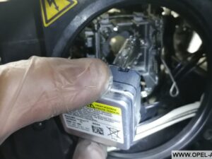 Výměna xenonové výbojky D1S – Opel Zafira B